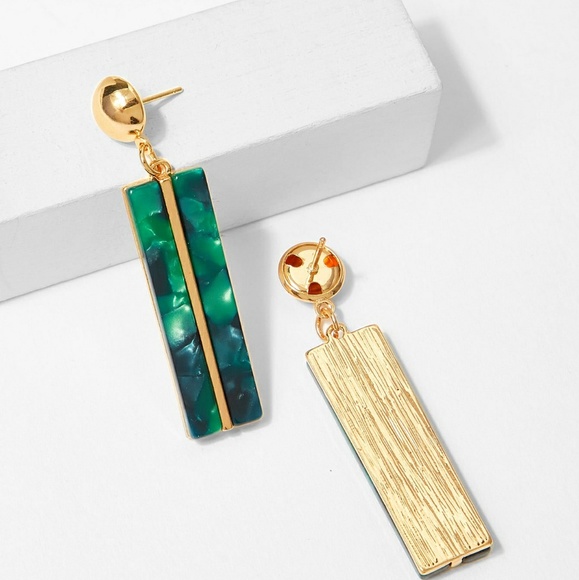 Elegant Emerald Marble Earrings - Picture 3 of 8